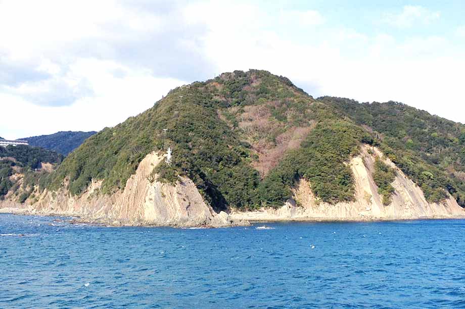 史跡もある小島のそばを通って