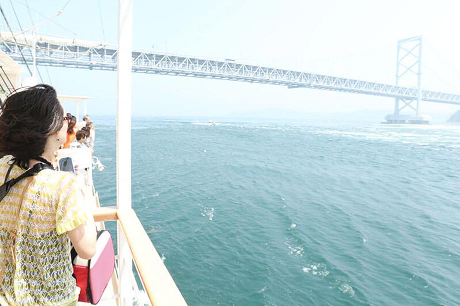 雄大な景色の鳴門海峡へ