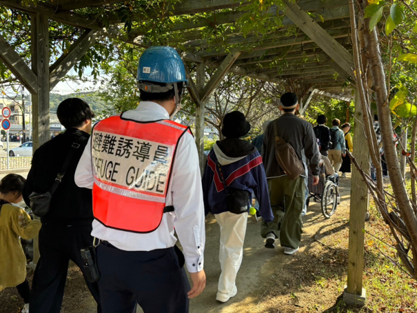 避難誘導員と参加者が避難経路を歩く様子